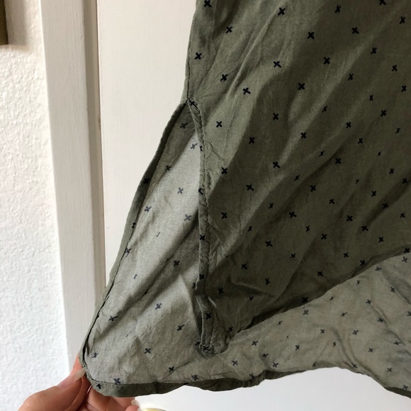 Universal Thread Green pattern top - Picture 2 of 6